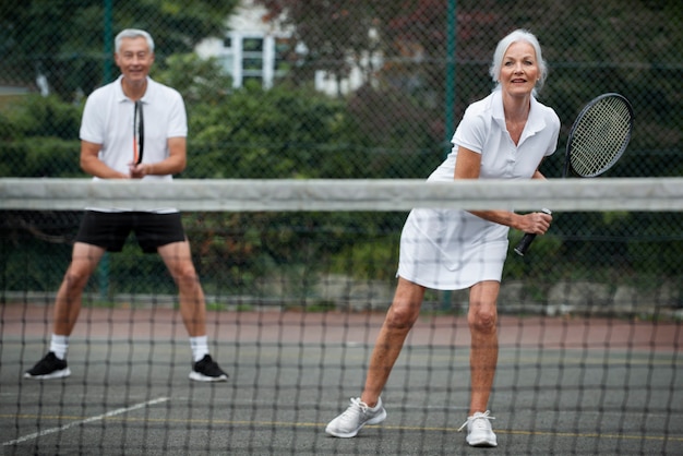 Mensen met een gelukkige pensioenactiviteit