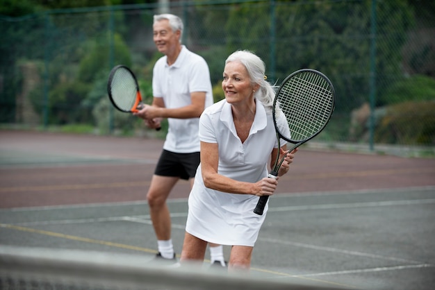 Mensen met een gelukkige pensioenactiviteit