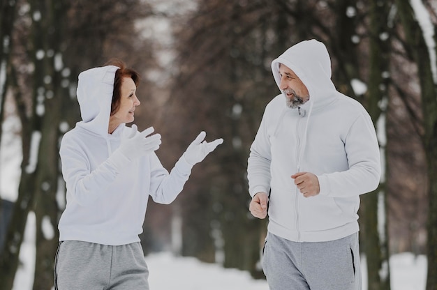 Mensen met een gemiddeld shot die samen joggen