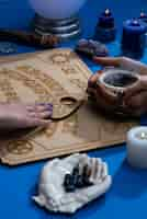 Gratis foto mensen met een hoge hoek die een ouija-bord gebruiken