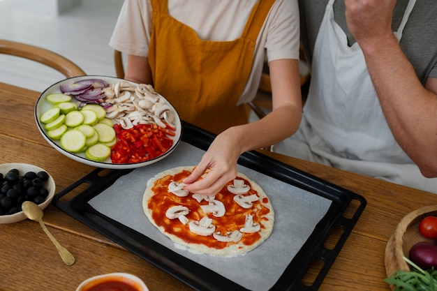 Mensen met een hoge hoek die samen pizza koken