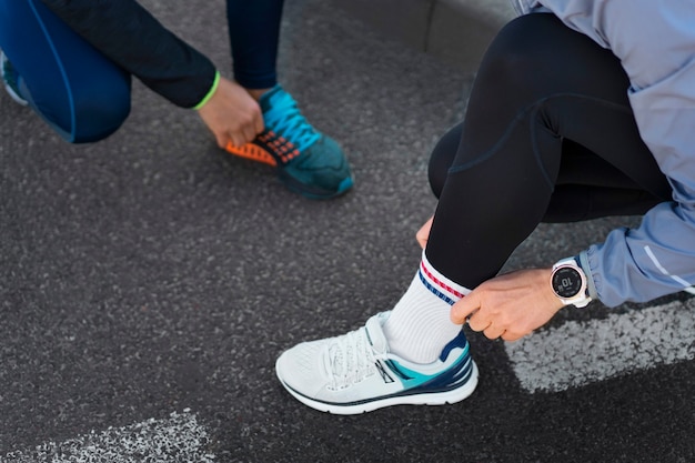 Gratis foto mensen met een hoge hoek die samen trainen