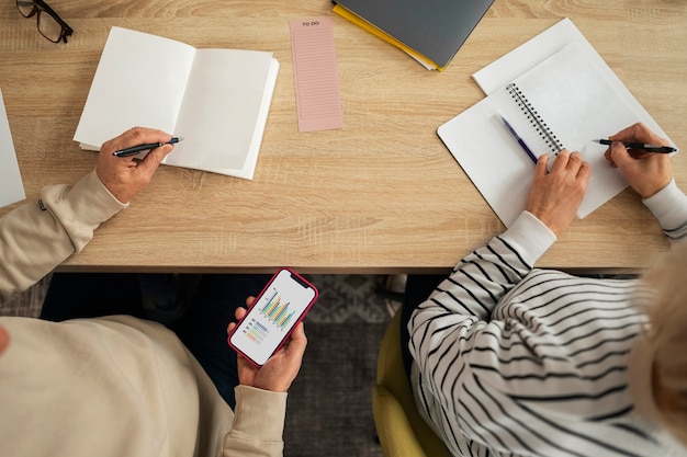 Gratis foto mensen met een hoge hoek studeren in de klas