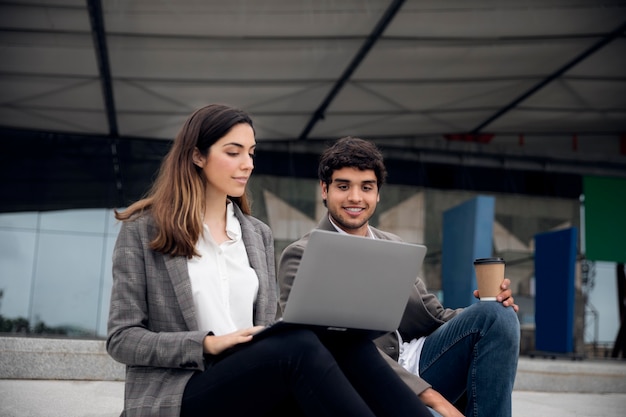 Mensen met een medium shot van een laptop