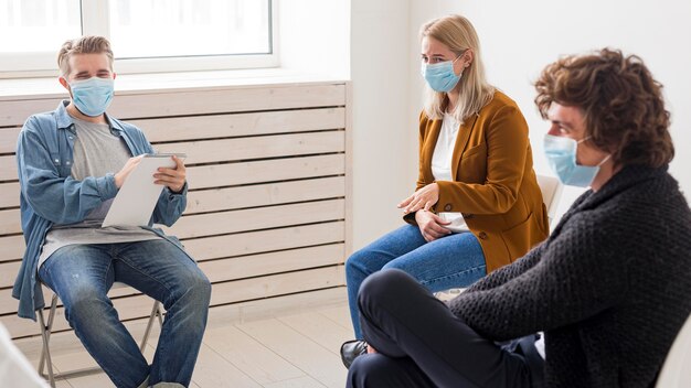 Mensen met een middelhoog schot die maskers dragen