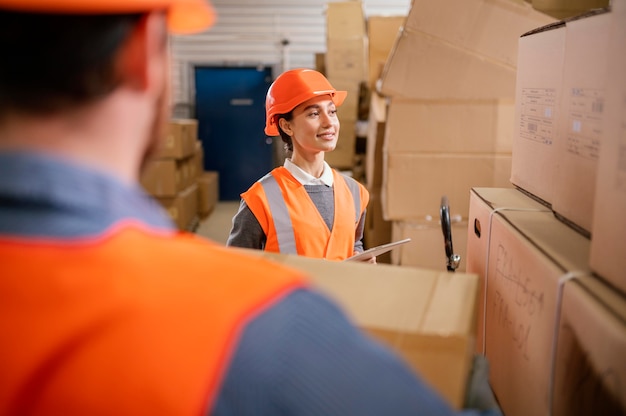 Gratis foto mensen met een veiligheidsmuts op het werk