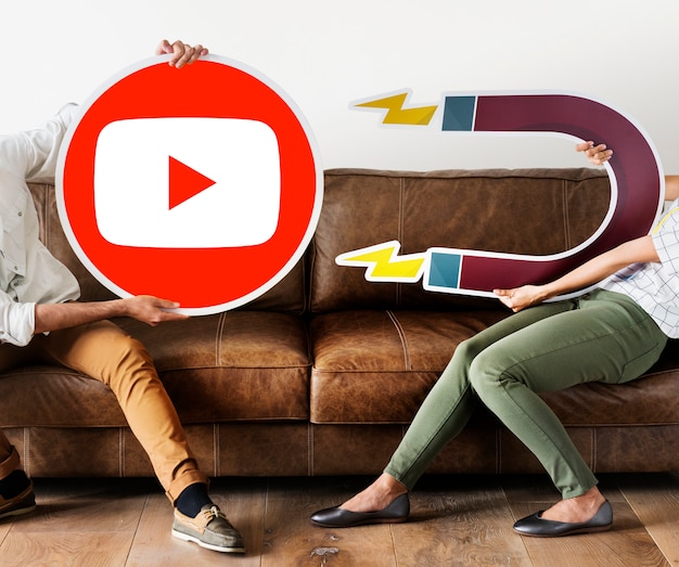 Gratis foto mensen met een youtube-pictogram