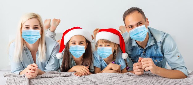 Mensen met geschenken die gezichtsmaskers dragen tijdens het coronavirus en de griepuitbraak met Kerstmis. Virus- en ziektebescherming, thuisquarantaine. COVID-2019.