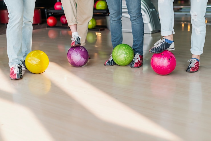 Gratis Foto mensen met kleurrijke bowlingballen