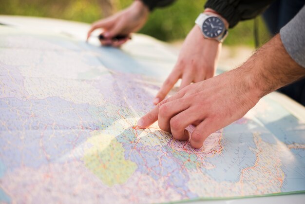 Mensen navigeren met kaart op een road trip