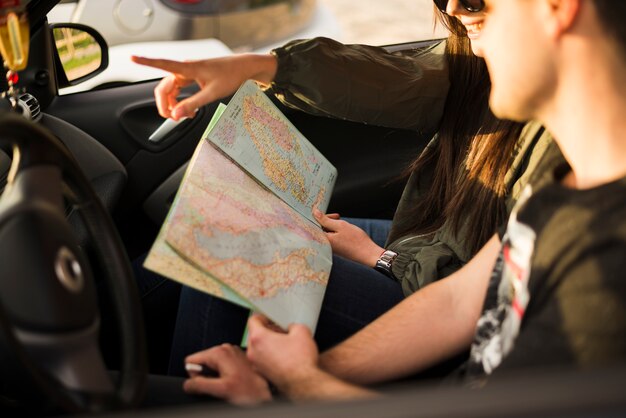 Mensen navigeren met kaart op een road trip
