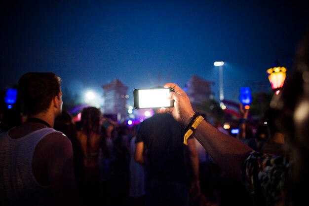 Mensen nemen foto in muziekconcertfestival