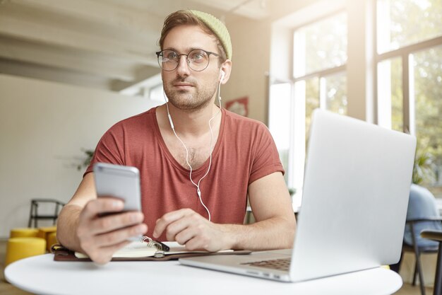 Mensen, online communicatie en modern technologieënconcept.