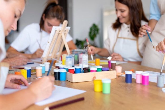 Gratis foto mensen ontmoeten elkaar in het gemeenschapscentrum