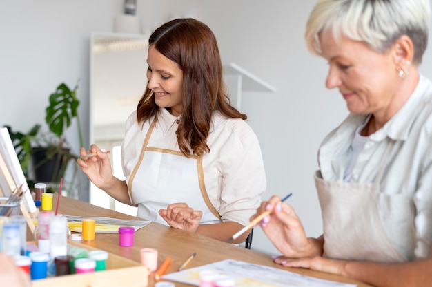 Mensen ontmoeten elkaar in het gemeenschapscentrum