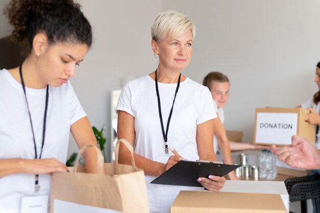 Mensen ontmoeten elkaar in het gemeenschapscentrum