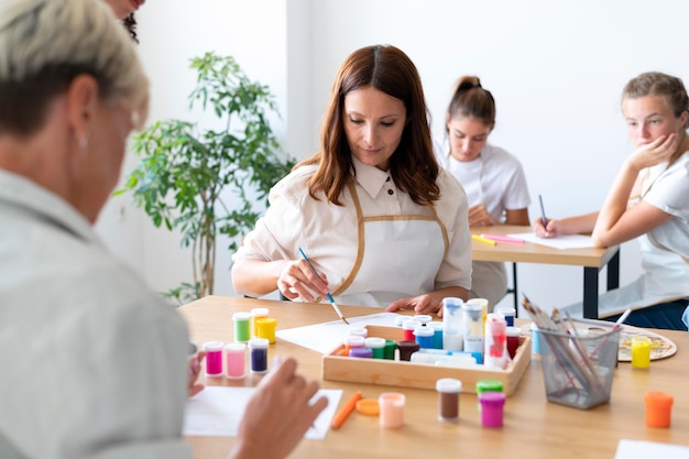 Mensen ontmoeten elkaar in het gemeenschapscentrum