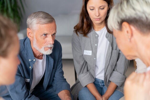 Mensen ontmoeten elkaar in het gemeenschapscentrum