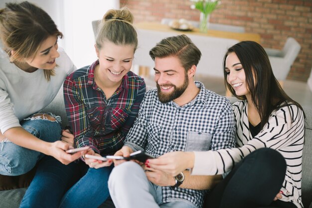 Mensen ontspannen delen met gadgets