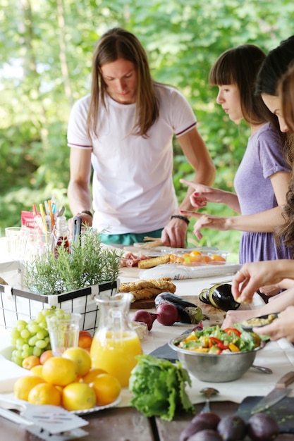 Gratis foto mensen op de picknick