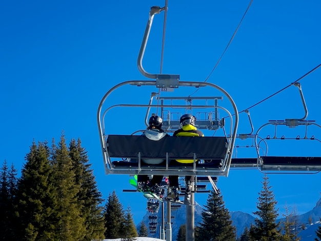 Mensen op stoeltjeslift in Franse Alpen, Europa