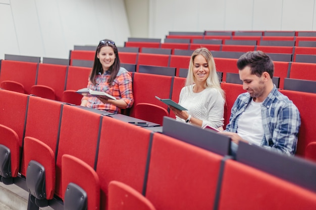 Mensen praten in de collegezaal voor de les