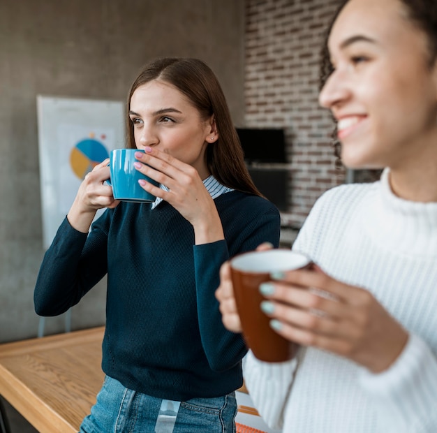 Mensen praten met elkaar over koffie tijdens een kantoorvergadering