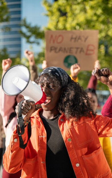 Mensen protesteren met borden