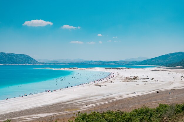 Mensen rusten op het strand genieten van zomervakantie