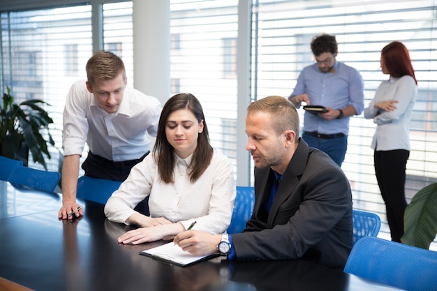 Mensen samenwerken op nieuw plan