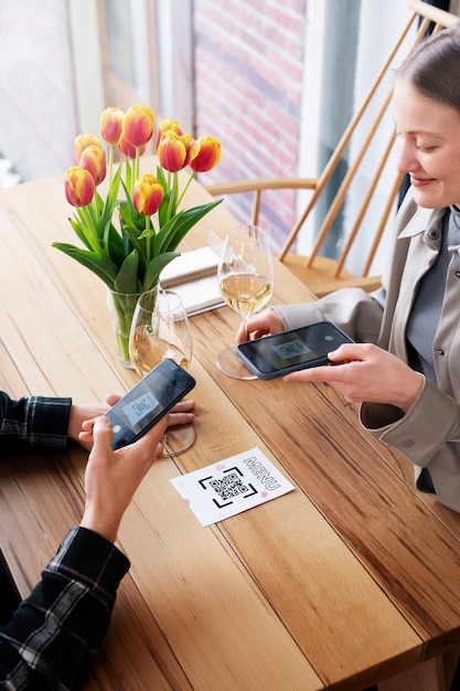 Mensen scannen qr-codes in restaurant