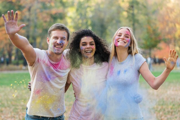 Mensen spelen met gekleurde verf op festival