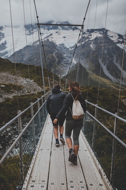 Mensen steken een brug over bij Mount Cook in Nieuw-Zeeland