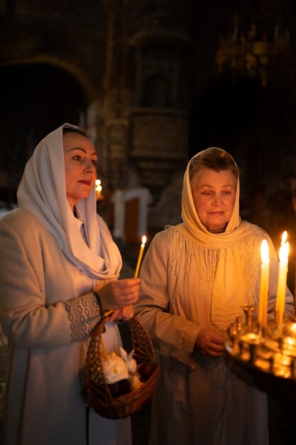 Mensen steken kaarsen aan in de kerk ter ere van Grieks Pasen