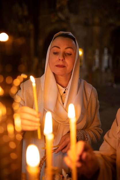 Mensen steken kaarsen aan in de kerk ter ere van Grieks Pasen