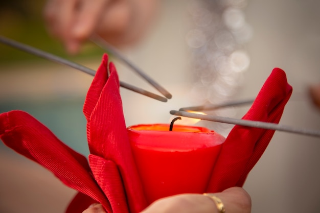 Mensen steken vuurwerk af op het zuidelijk halfrond