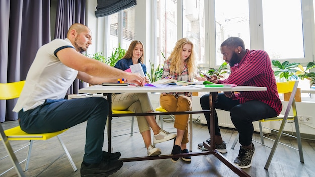 Gratis foto mensen studeren hard aan tafel