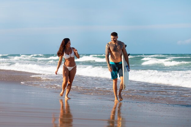 Mensen surfen in Brazilië.