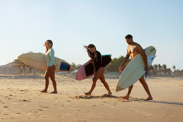 Gratis foto mensen surfen in brazilië.