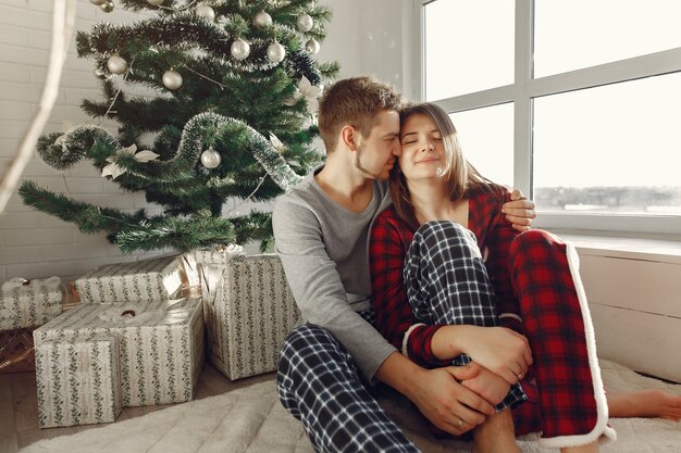 Mensen thuis. Familie in een pyjama. Man ebrace zijn vrouw.