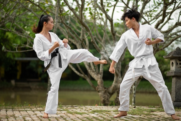 Gratis foto mensen trainen samen buiten voor taekwondo