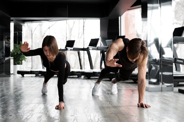 Mensen trainen samen met gewichtheffen