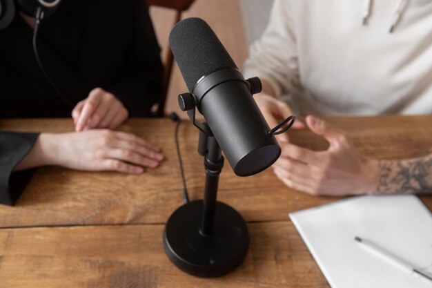 Mensen uit een hoge hoek die podcast opnemen met microfoon