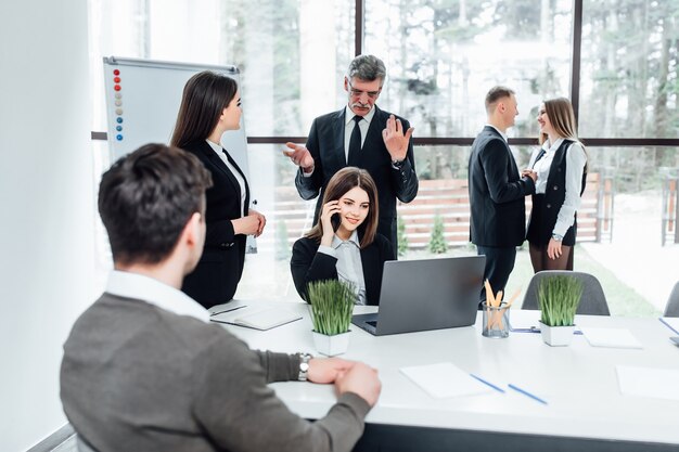 Mensen uit het bedrijfsleven groeperen de handen ineen en blijven als team in cirkel en vertegenwoordigen het concept van vriendschap en teamwork.