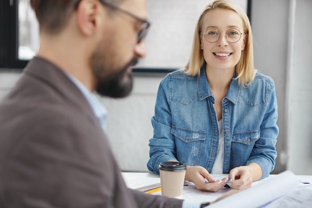 Gratis foto mensen uit het bedrijfsleven met een gesprek