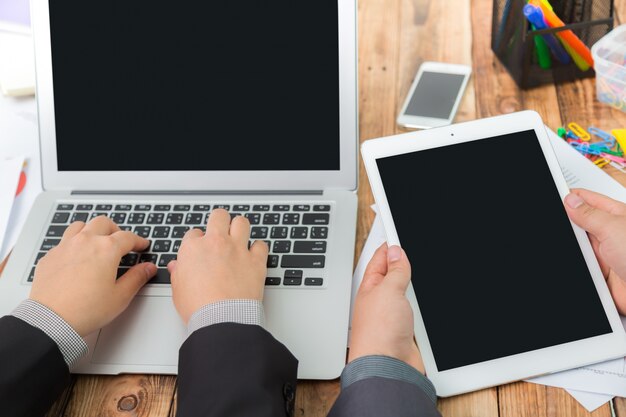 Mensen uit het bedrijfsleven met een laptop en een tablet van bovenaf gezien