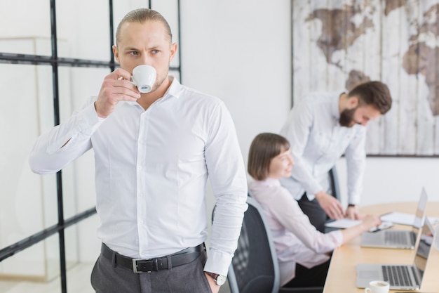 Mensen uit het bedrijfsleven op kantoor