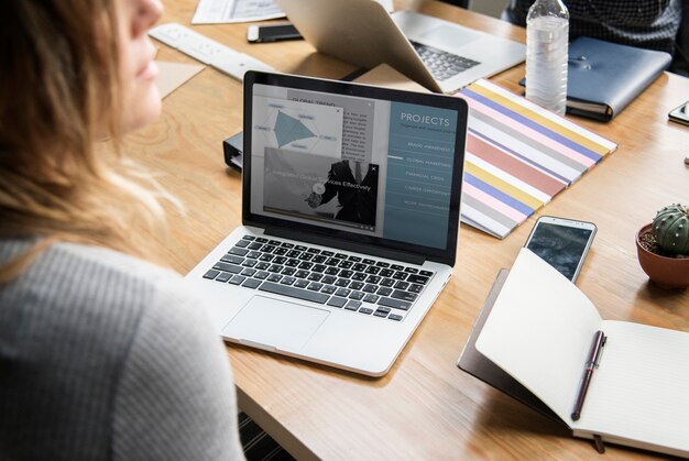 Mensen uit het bedrijfsleven werken op een laptop