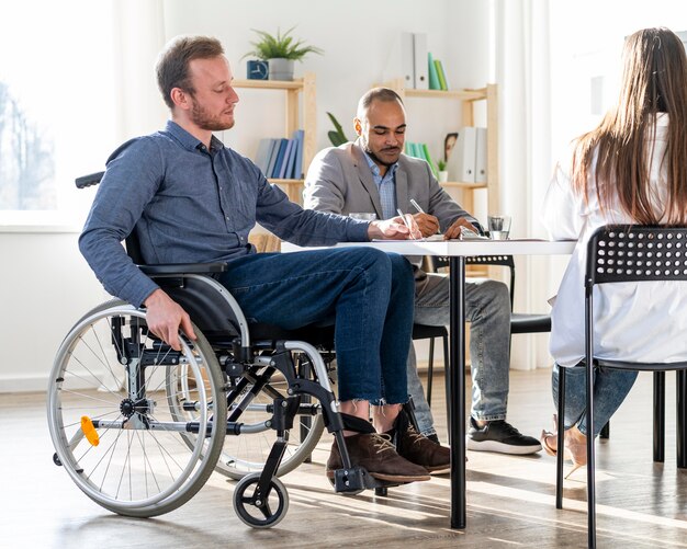 Mensen uit het bedrijfsleven werken samen