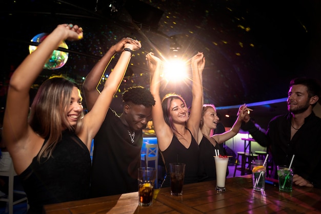 Mensen uit het nachtleven die plezier hebben in bars en clubs